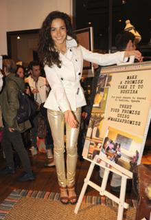 Laura Barriales feet photo thumbnail