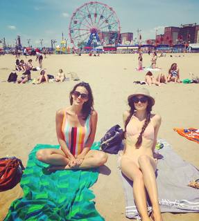 Laura Bassett feet photo thumbnail