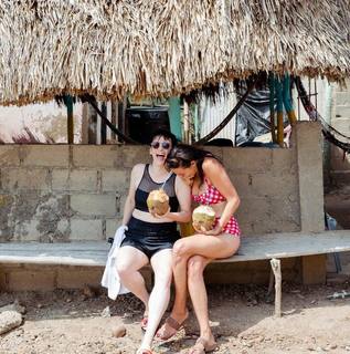 Laura Bassett feet photo thumbnail