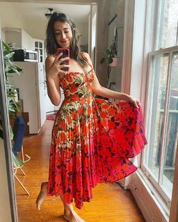 Laura Bassett feet photo thumbnail