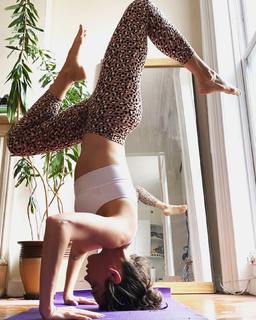 Laura Bassett feet photo thumbnail