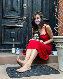 Laura Bassett feet photo thumbnail