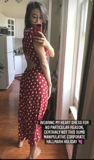 Laura Bassett feet photo thumbnail