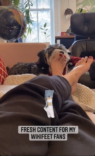 Laura Bassett feet photo thumbnail