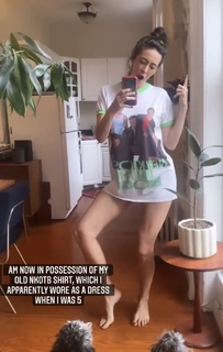 Laura Bassett feet photo thumbnail