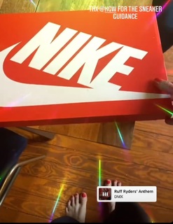 Laura Bassett feet photo thumbnail