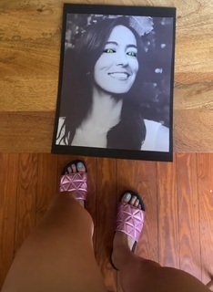 Laura Bassett feet photo thumbnail