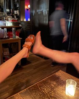 Laura Bassett feet photo thumbnail