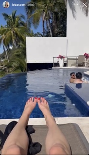 Laura Bassett feet photo thumbnail