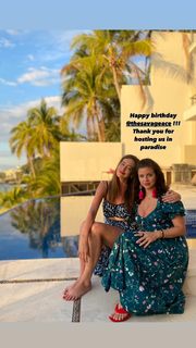 Laura Bassett feet photo thumbnail