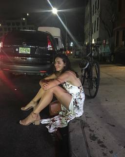 Laura Bassett feet photo thumbnail