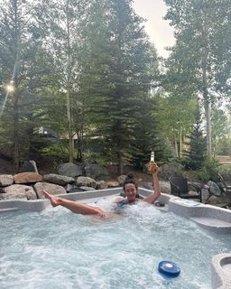 Laura Bassett feet photo thumbnail