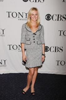 Laura Bell Bundy feet photo thumbnail