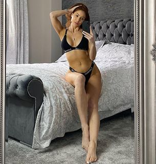 Laura Carter feet photo 20