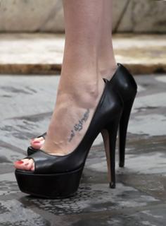 Laura Chiatti feet photo 9