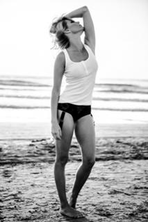 Laura Cosoi feet photo 8