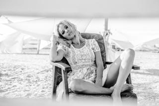 Laura Cosoi feet photo 6
