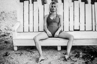 Laura Cosoi feet photo 1