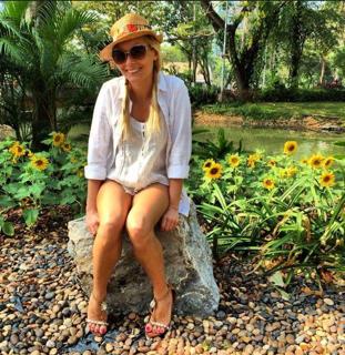 Laura Cosoi feet photo 3