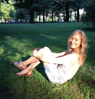 Laura Cosoi feet photo 2