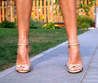 Laura Cosoi feet photo 16