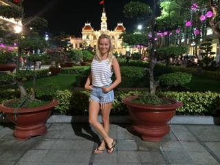Laura Cosoi feet photo 9