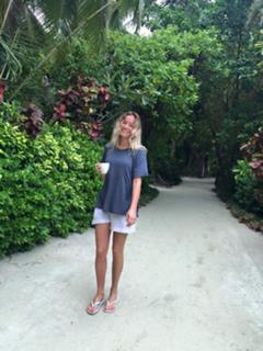 Laura Cosoi feet photo 6