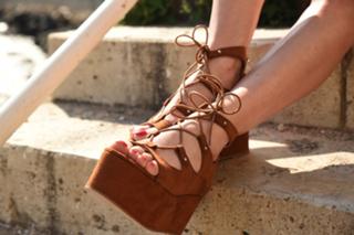 Laura Cosoi feet photo 14