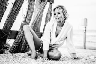 Laura Cosoi feet photo 13