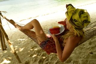 Laura Cosoi feet photo 5