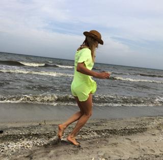 Laura Cosoi feet photo 2