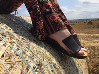 Laura Cosoi feet photo 13