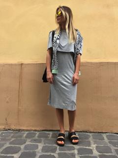 Laura Cosoi feet photo 3