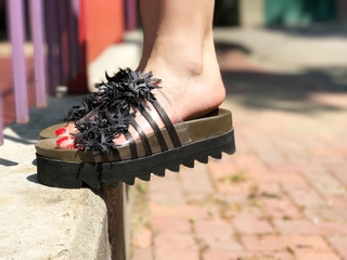Laura Cosoi feet photo 1