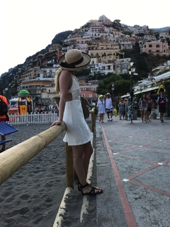 Laura Cosoi feet photo 10