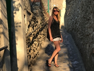 Laura Cosoi feet photo 11