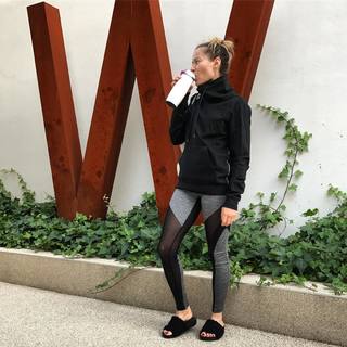 Laura Cosoi feet photo 10