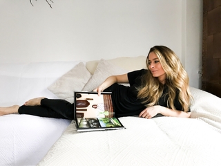 Laura Cosoi feet photo 9