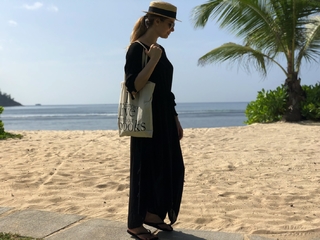 Laura Cosoi feet photo 8