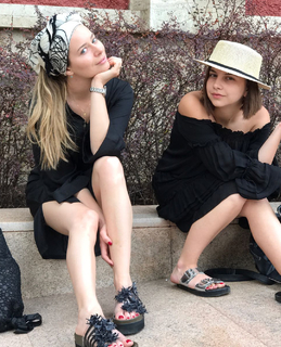 Laura Cosoi feet photo 6