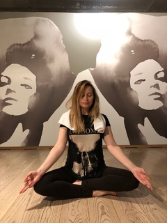 Laura Cosoi feet photo 8