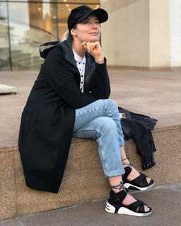 Laura Cosoi feet photo 6