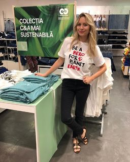 Laura Cosoi feet photo 11