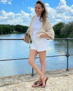 Laura Cosoi feet photo 9