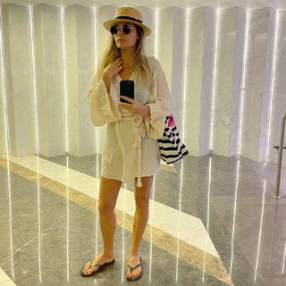 Laura Cosoi feet photo 11