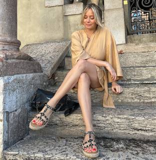 Laura Cosoi feet photo 14