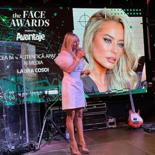 Laura Cosoi feet photo 1