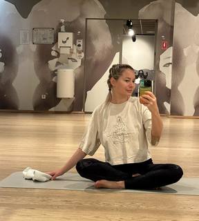Laura Cosoi feet photo 19