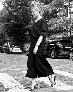 Laura Cosoi feet photo 11