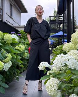 Laura Cosoi feet photo 10